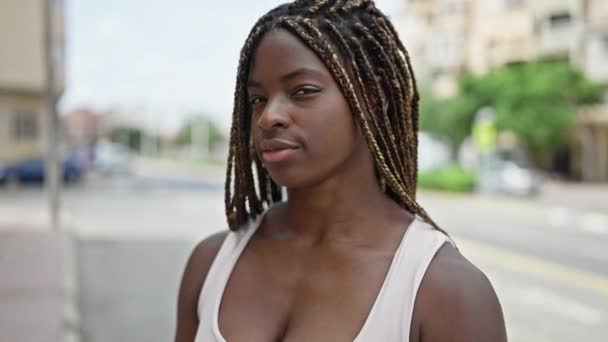 Afrikaans Amerikaanse Vrouw Staan Met Ernstige Uitdrukking Zeggen Nee Met — Stockvideo