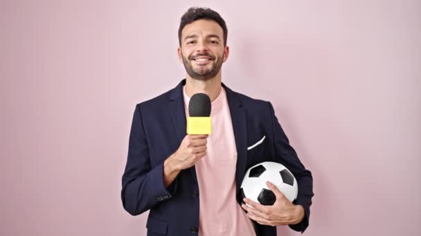 Genç Spanyol Futbolcu Muhabir Mikrofon Top Tutuyor Pembe Arka Planda — Stok video