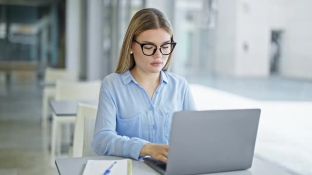 Jovem Loira Mulher Empresária Usando Laptop Que Estende Volta Relaxante — Vídeo de Stock
