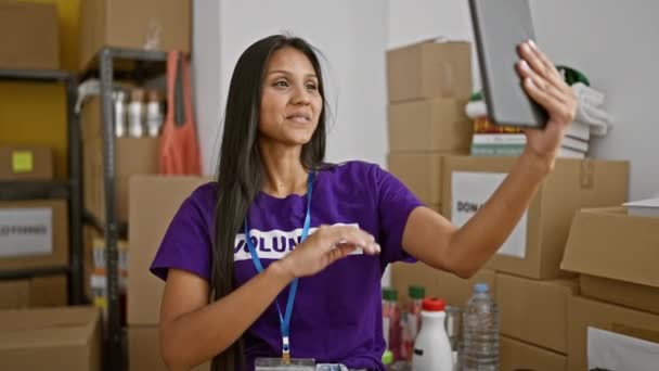 Jovem Latina Voluntária Fazendo Videochamada Sorrindo Centro Caridade — Vídeo de Stock