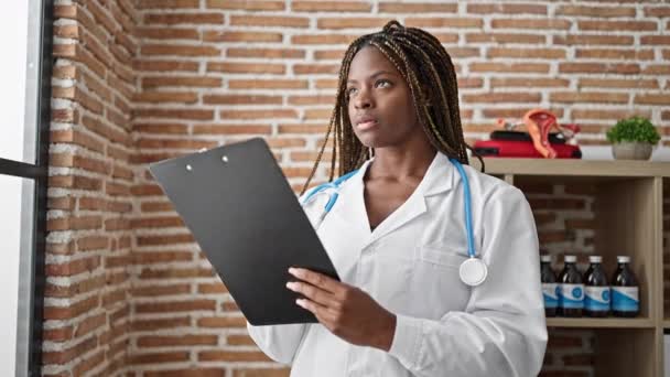 Afroamerikansk Kvinnlig Läkare Skriver Medicinsk Rapport Tänkande Kliniken — Stockvideo