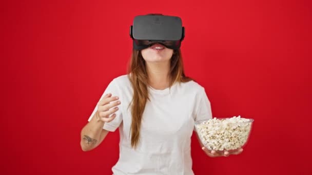 Giovane Bella Donna Ispanica Guardando Film Occhiali Realtà Virtuale Mangiare — Video Stock