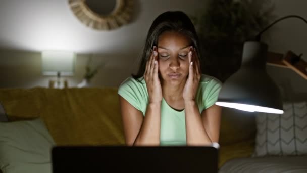 Młoda Latynoska Kobieta Pomocą Laptopa Siedzi Kanapie Cierpiąc Ból Głowy — Wideo stockowe