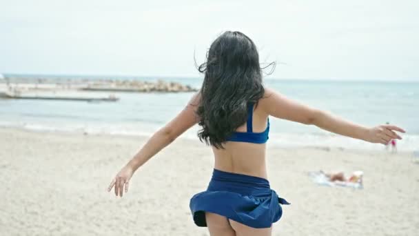 Młoda Chińska Turystka Bikini Czesająca Włosy Tańcząc Plaży — Wideo stockowe