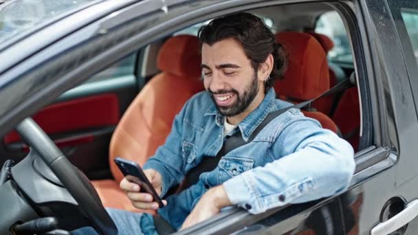 Νεαρός Ισπανόφωνος Άνδρας Που Χρησιμοποιεί Smartphone Κάθεται Στο Αυτοκίνητο Στο — Αρχείο Βίντεο