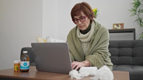 Olgun Spanyol Kadın Evdeki Doktorla Online Randevusunda Hasta Oluyor — Stok video