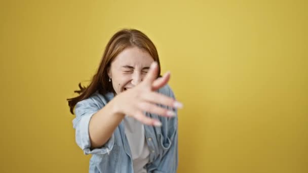 Jonge Vrouw Wijzen Naar Camera Lachen Veel Geïsoleerde Gele Achtergrond — Stockvideo