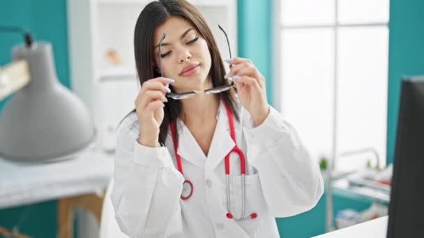 Mujer Joven Caucásica Doctora Sonriendo Confiada Usando Gafas Clínica — Vídeos de Stock