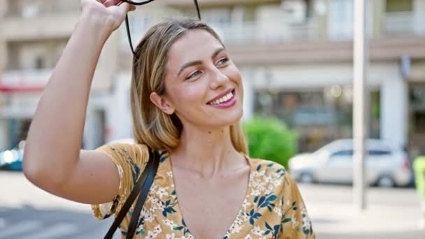 Jeune Femme Blonde Souriante Confiante Portant Des Lunettes Soleil Dans — Video