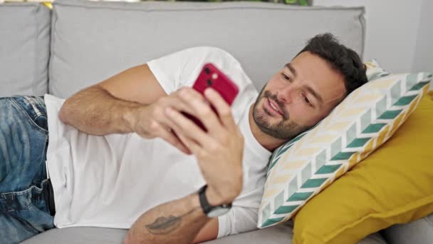 Giovane Uomo Ispanico Utilizzando Smartphone Sdraiato Sul Divano Dormire Casa — Video Stock