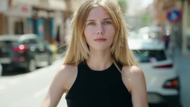 Jeune Femme Blonde Souriante Confiante Faisant Geste Cadre Avec Les — Video