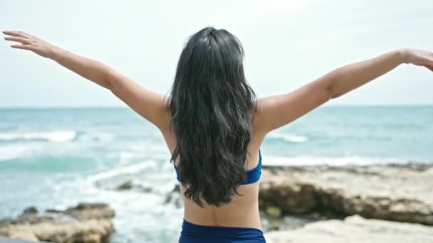 Giovane Donna Cinese Turista Sorridente Fiducioso Indossando Bikini Mare — Video Stock