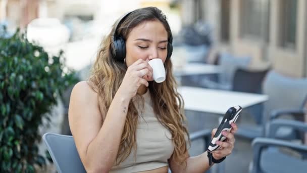 Ung Vacker Latinamerikansk Kvinna Lyssnar Musik Dricka Kaffe Kafé Terrass — Stockvideo