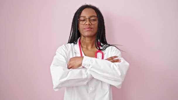 Африканская Американка Доктор Улыбается Уверенно Стоя Скрещенными Руками Жестом Изолированном — стоковое видео