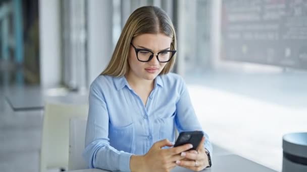 Jovem Loira Mulher Empresária Usando Smartphone Olhando Chateado Escritório — Vídeo de Stock