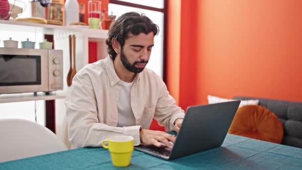 Genç Spanyol Adam Yemek Odasında Hapşıran Dizüstü Bilgisayarını Kullanıyor — Stok video
