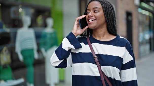 Mujer Afroamericana Hablando Teléfono Inteligente Mirando Reloj Calle — Vídeos de Stock