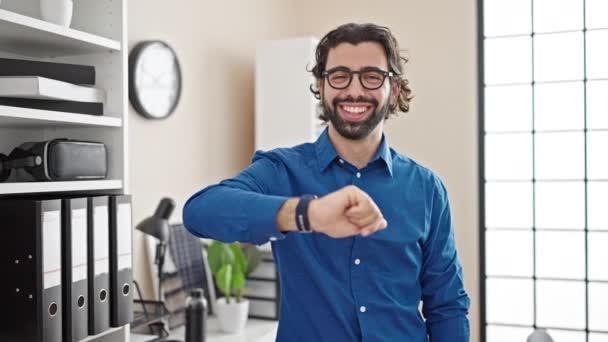 Молодий Іспаномовний Чоловік Бізнесмен Дивиться Годинник Посміхається Офісі — стокове відео