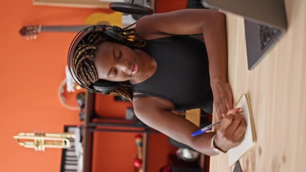 Африканская Американка Музыкант Пишет Бумажной Работе Сочиняя Песни Музыкальной Студии — стоковое видео
