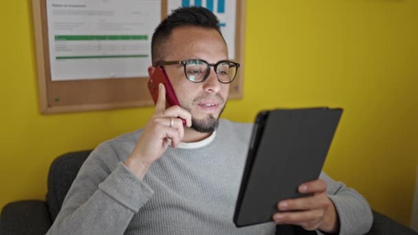 Trabajador Negocios Hispano Usando Touchpad Hablando Por Teléfono Oficina — Vídeos de Stock