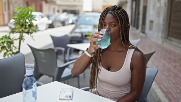 Afrikansk Amerikansk Kvinna Dricker Glas Vatten Gör Gest Kafé Terrass — Stockvideo