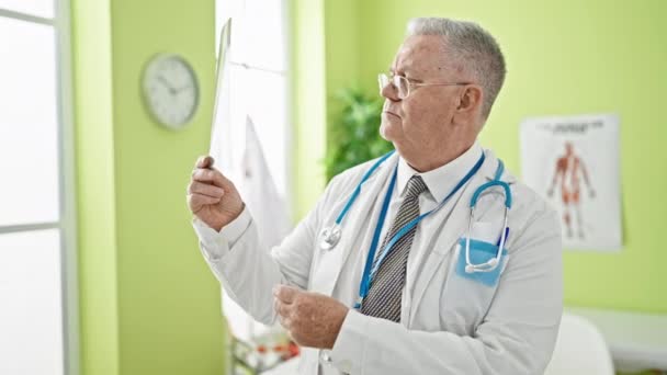 Średni Wiek Siwe Mężczyzna Lekarz Patrząc Xray Klinice — Wideo stockowe