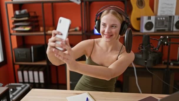 Młoda Blondynka Muzyk Zrobić Selfie Przez Smartfona Podcast Studio — Wideo stockowe