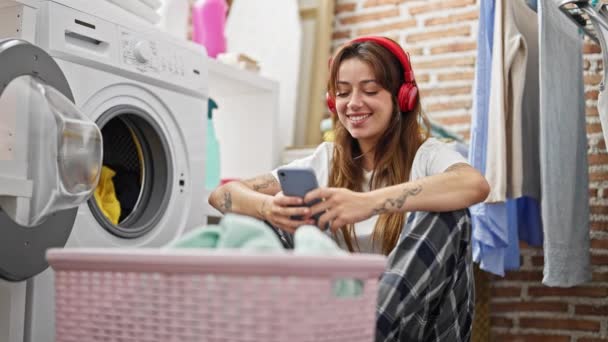 Jonge Mooie Spaanse Vrouw Met Behulp Van Smartphone Koptelefoon Wassen — Stockvideo