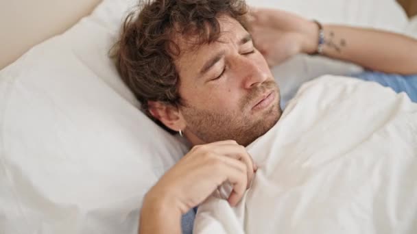 Молодий Іспаномовний Чоловік Лежить Ліжку Напружений Спальні — стокове відео