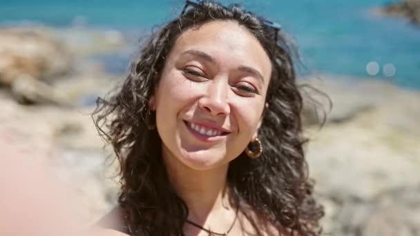 Młody Piękny Latynoski Kobieta Turysta Uśmiechnięty Pewny Siebie Zrobić Selfie — Wideo stockowe