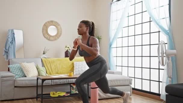 Mujer Afroamericana Usando Ropa Deportiva Haciendo Ejercicio Piernas Casa — Vídeos de Stock