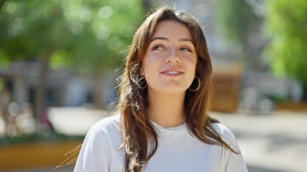 Joven Hermosa Mujer Hispana Sonriendo Confiada Pie Parque — Vídeo de stock