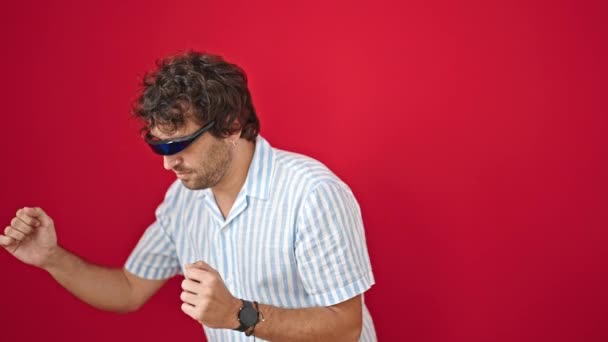 Joven Hispano Usando Gafas Realidad Virtual Bailando Sobre Fondo Rojo — Vídeo de stock