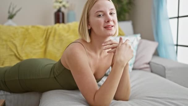 Young Blonde Woman Smiling Lying Sofa Home — Stock Video