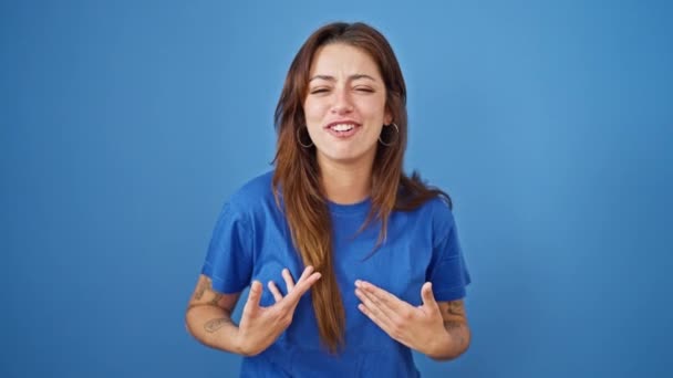 Fiatal Gyönyörű Spanyol Aki Nemet Mond Miközben Vigyorog Elszigetelt Kék — Stock videók