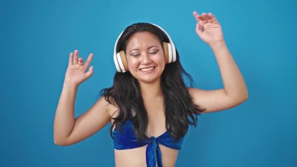 Молода Китайка Туристка Бікіні Слухає Музику Танцює Над Ізольованим Синім — стокове відео