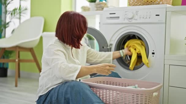 Frau Mittleren Alters Wäscht Wäsche Der Waschküche — Stockvideo