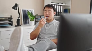 İşçi ofisteki akıllı telefondan sesli mesaj gönderiyor.