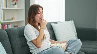 Genç ve güzel İspanyol kadın evde ağlayan dram filmi izliyor.