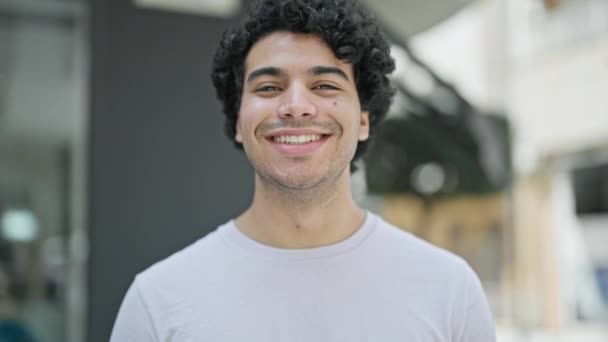 Nuori Latinomies Hymyilee Itsevarma Seisoo Kadulla — kuvapankkivideo