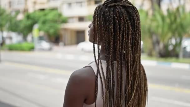Mujer Afroamericana Sonriendo Confiada Pie Calle — Vídeos de Stock