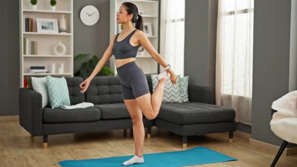 Jong Mooi Latino Vrouw Training Yoga Oefening Thuis — Stockvideo