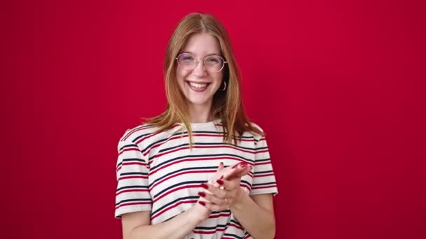 Genç Sarışın Kadın Gülümsüyor Kendine Güveni Tam Kırmızı Arka Planda — Stok video