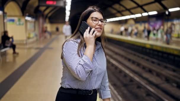 年轻而美丽的他的惊慌失措的女人在马德里地铁站等地铁电话 — 图库视频影像