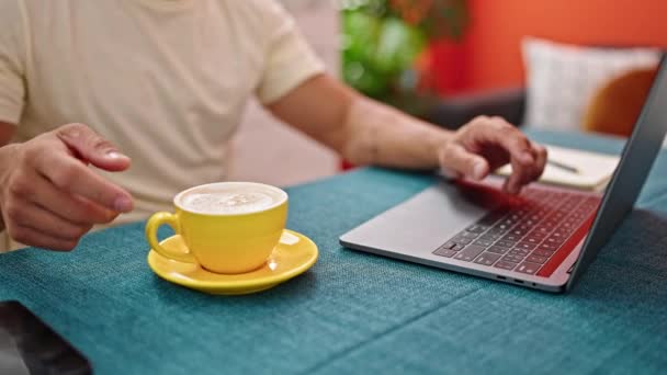 Unge Man Dricker Kaffe Med Laptop Sittandes Bordet Matsalen — Stockvideo