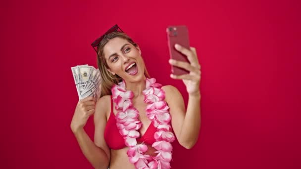 Wanita Pirang Muda Mengenakan Bikini Memegang Dolar Memiliki Panggilan Video — Stok Video