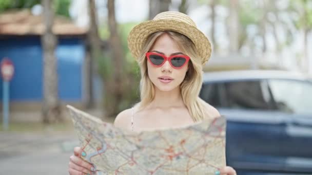 Mladá Blondýnka Žena Turista Hledá Mapa Města Úsměvem Ulici — Stock video