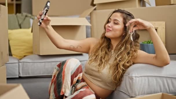 Junge Schöne Hispanische Frau Lächelt Und Hält Neue Hausschlüssel Der — Stockvideo