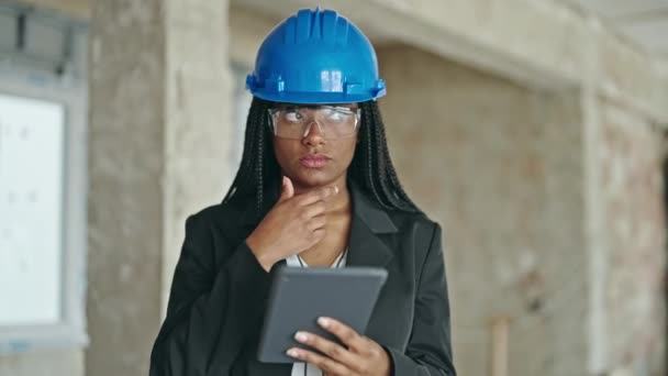 Afrikai Amerikai Női Építész Touchpad Gondolkodás Építési Területen — Stock videók