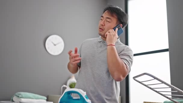 Çamaşır Odasında Ütü Makinesiyle Akıllı Telefondan Giysileri Yakmak — Stok video
